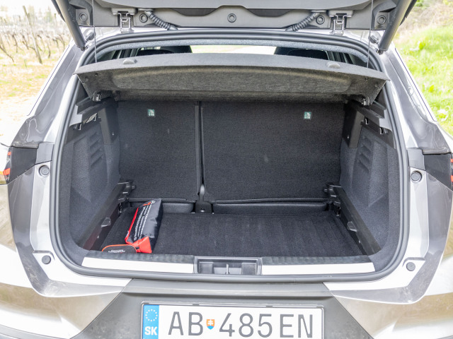Kufor s objemom 576 litrov je jedným z tromfov Grandisu. Dostane sa doň pomocou elektricky ovládaného veka. Zväčšiť sa dá dokonca posunutím sedadiel vpred.