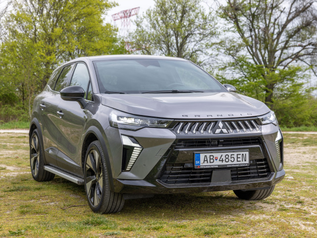 Mitsubishi Grandis síce celkom neutají pôvod v Renaulte Symbioz, ale nová predná maska v štýle Dynamic Shield ho radí jasne do rodiny troch diamantov. Pôsobí o čosi drsnejšie ako materský Renault.