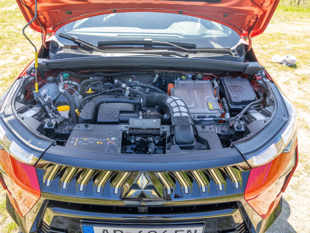Pod kapotou full-hybridu 1,8 Hybrid pracuje 4-valcový atmosférický motor, štartér-generátor, elektromotor, multimódová prevodovka a batéria s kapacitou 1,4 kWh. Celé spolu to dáva 116 kW.