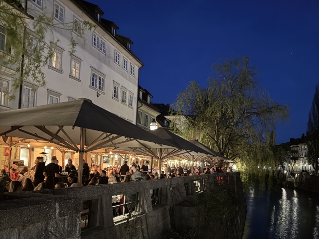 Staré mesto Ľubľany sa točí okolo rieky Ljubljanice, nábrežia sú plné kaviarní a tvoria srdce spoločenského života.