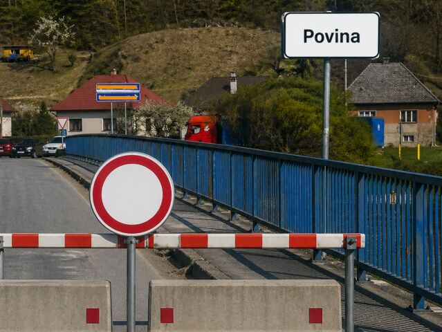 Uzatvorený most v Povine.