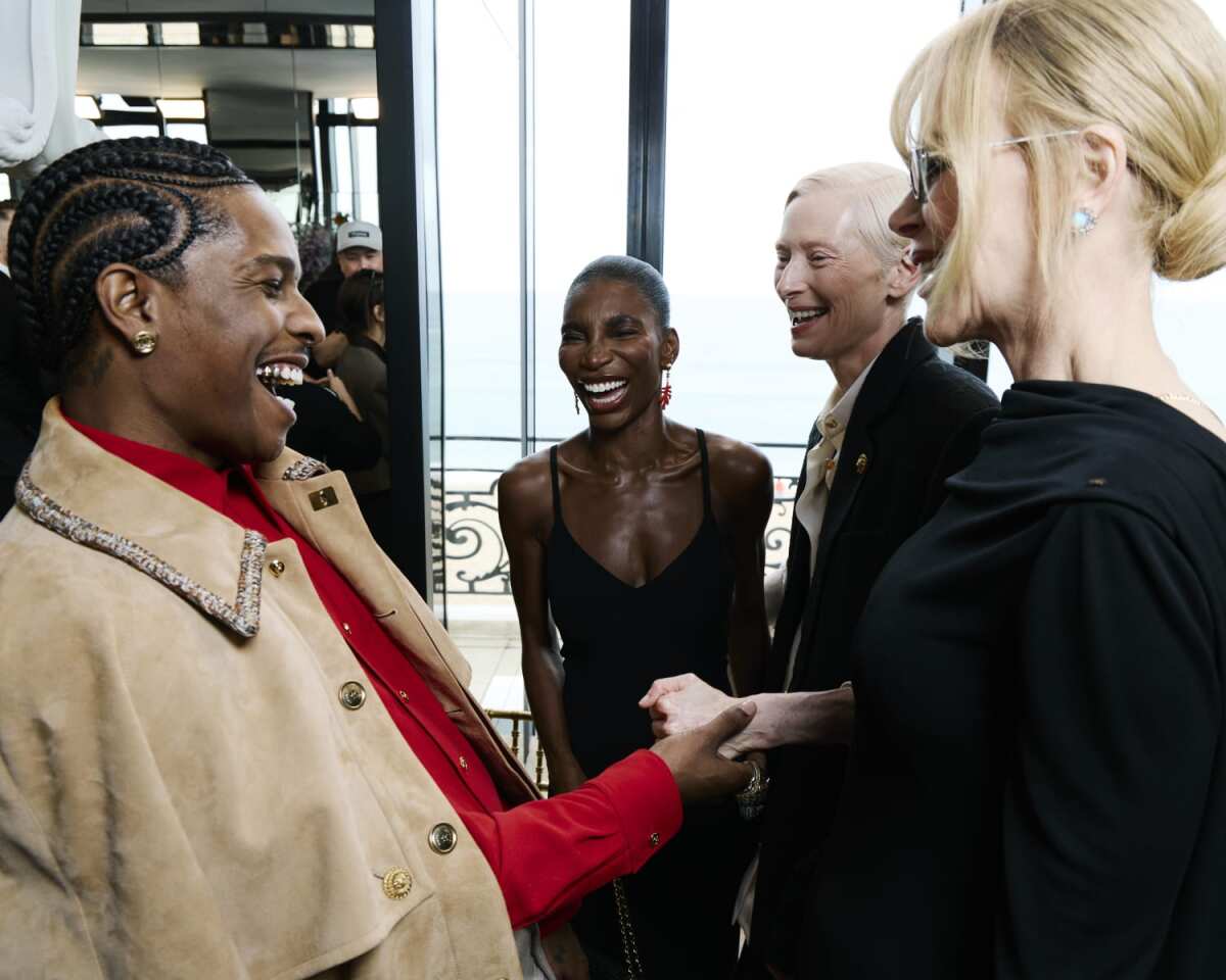 Veselá atmosféra medzi celebritami na prehliadke Chanel Cruise 2026/27.