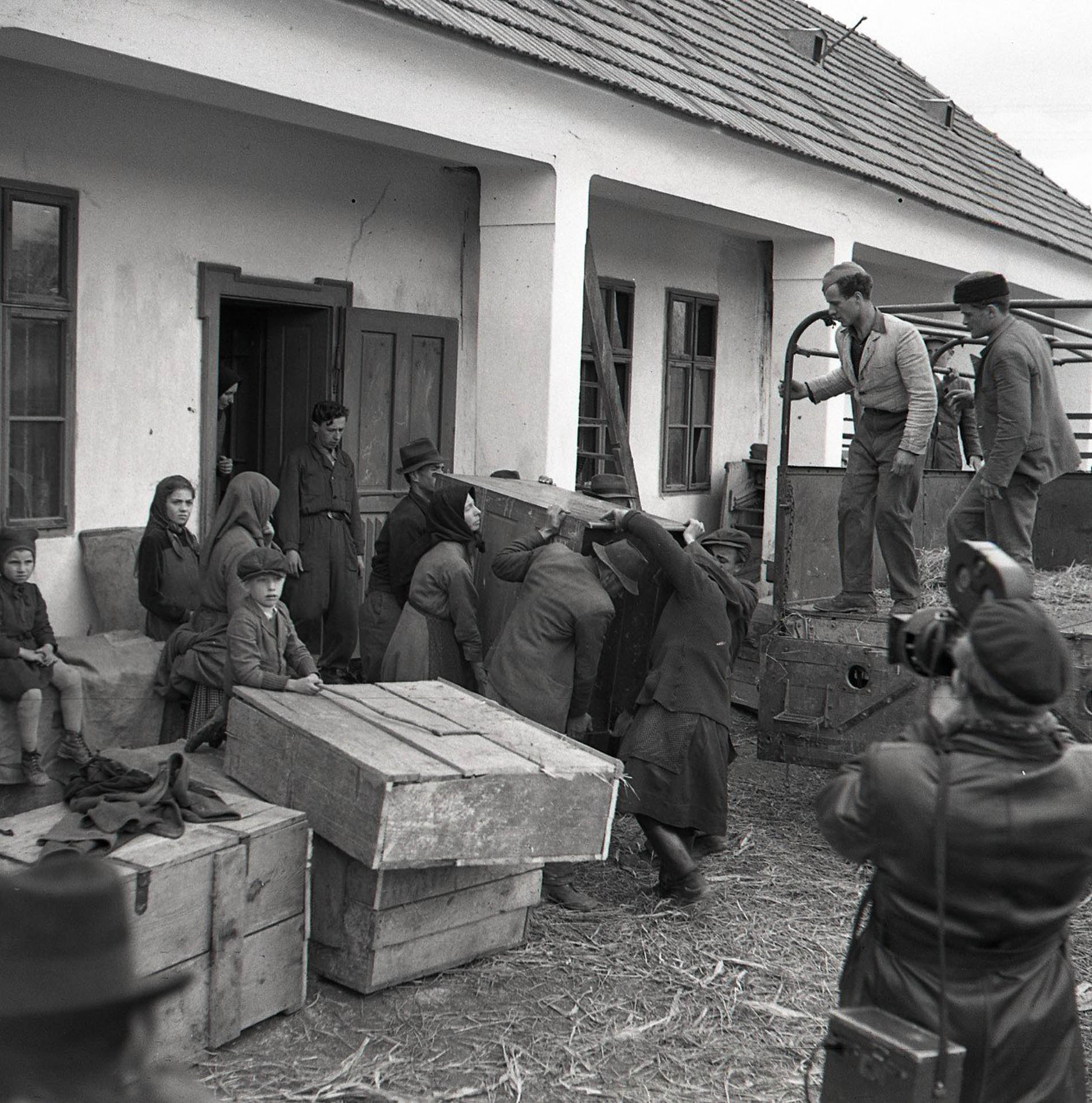 Presídľovanie Maďarov zo Slovenska v apríli 1947. Fotografia je z obce Veľká Mača v okrese Galanta, odkiaľ premiestnili do Maďarska 33 rodín.
