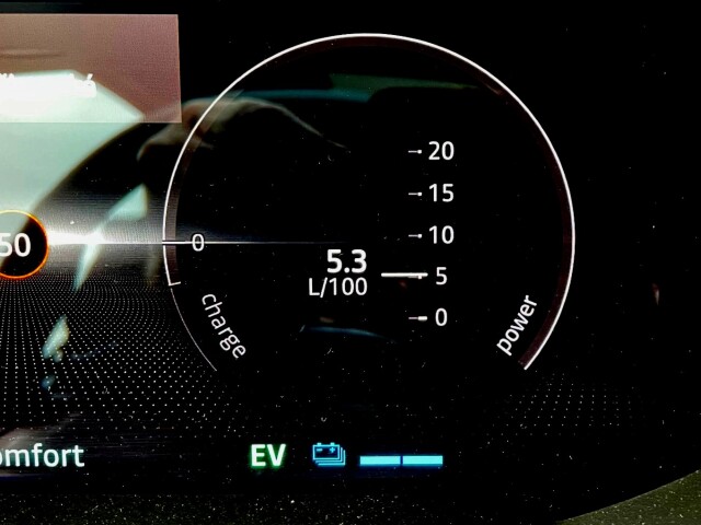 Spotrebou sa full-hybrid dostal po týždni na priemer 5,2 litra na 100 km, čo je na kompaktné rodinné auto dobrý výsledok.