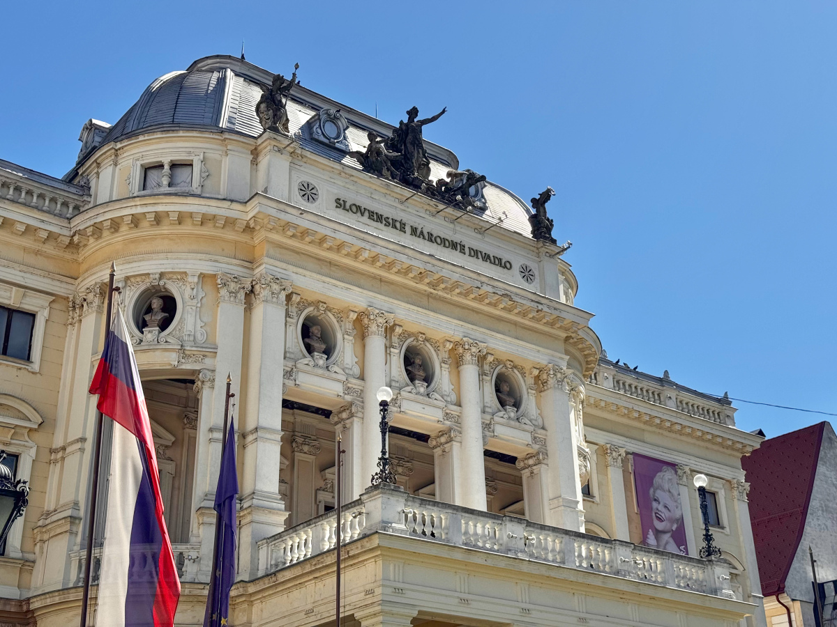 Historická budova slovenské národné divadlo SND autor: Rober